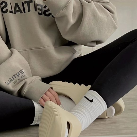 Adidas Originals Yeezy Slide Unisex Slippers in Brown - Picture 5 of 6